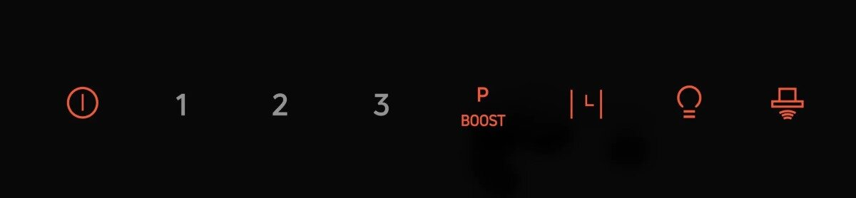 Czarny panel sterowania z pomarańczowymi symbolami i cyframi.