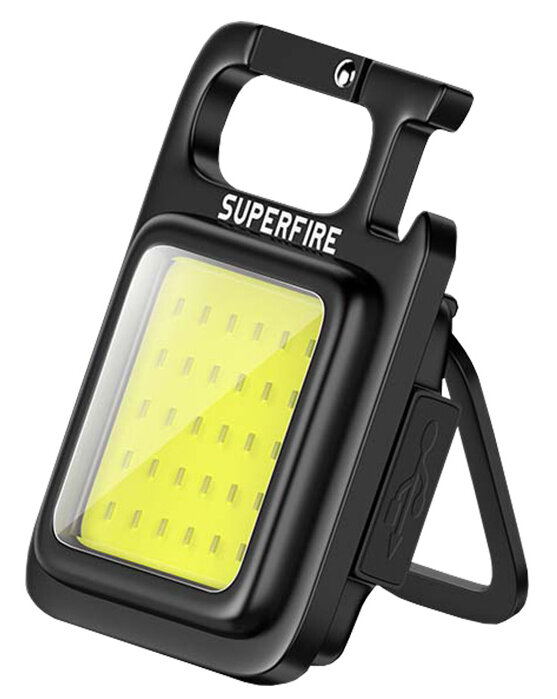 Czarna, prostokątna latarka z żółtym światłem. Ma karabińczyk i port USB.