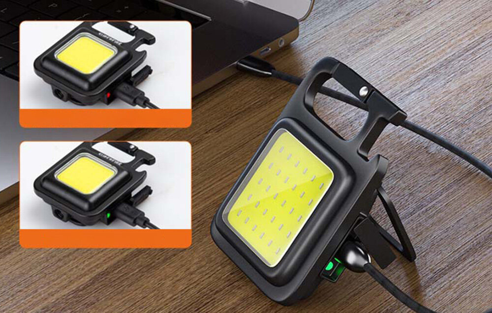 Czarna latarka ładowalna z podłączonym kablem USB i zielonym wskaźnikiem, na drewnianej powierzchni.