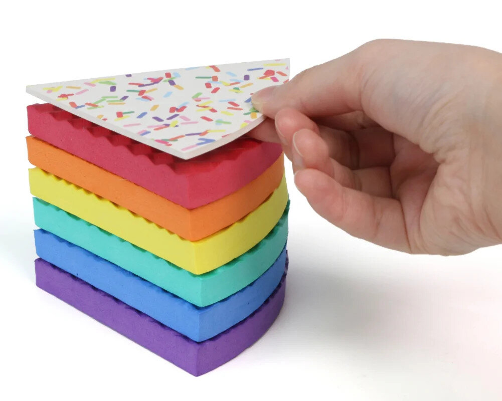 Wielokolorowe ciasto wykonane z warstw z dekoracyjnym wykrojem ciasta.