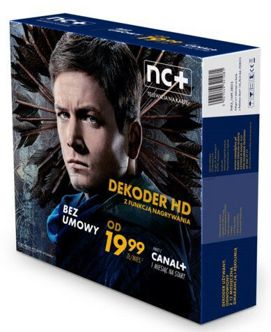 Pudełko dekodera z portretem mężczyzny i tekstem.