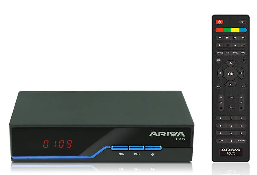 Czarny odbiornik cyfrowy i pilot. Odbiornik pokazuje czas, pilot ma przyciski.