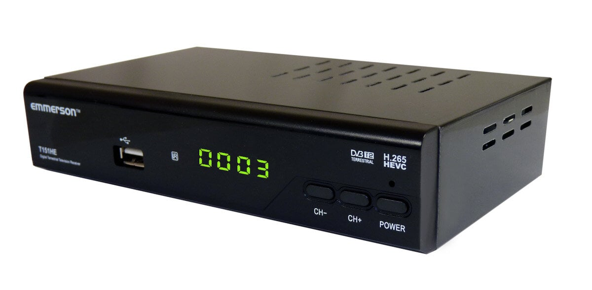 Czarny odbiornik cyfrowy z wyświetlaczem, przyciskami i portem USB. Białe tło.