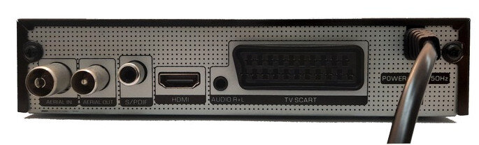 Tył odbiornika cyfrowego z wieloma portami i podłączonym kablem zasilającym.