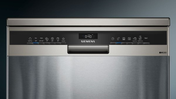 RVS Siemens vaatwasser met digitale display die 0:40 weergeeft. Verschillende knoppen en iconen zijn zichtbaar op het bedieningspaneel.