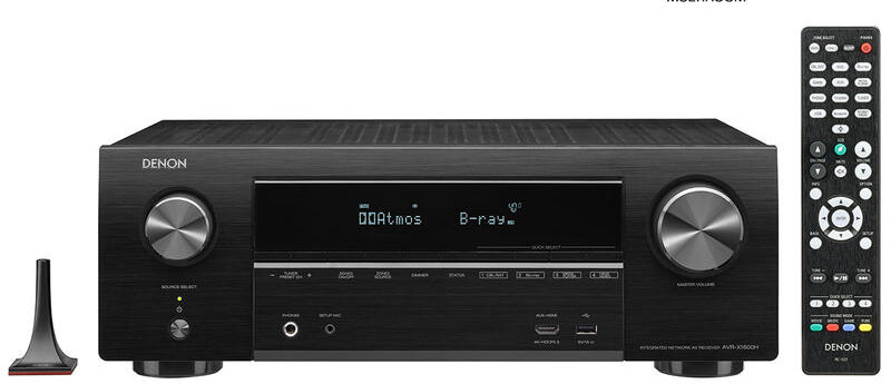 Czarny odbiornik AV Denon i pilot. Mała antena po lewej.