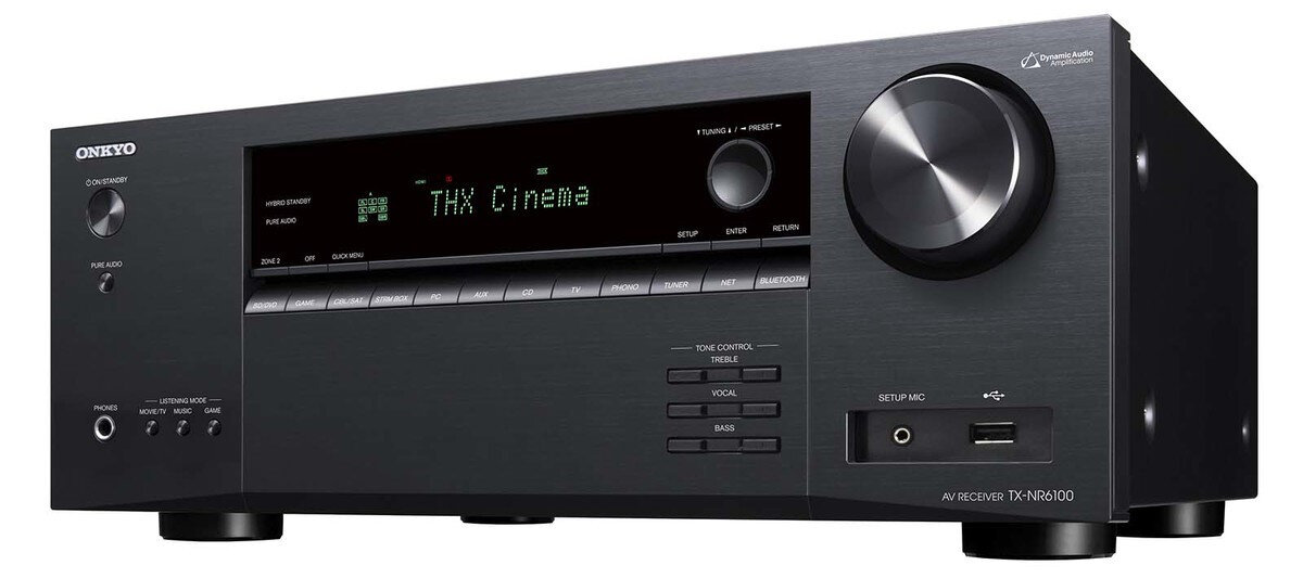 Czarny odbiornik audio Onkyo z ekranem, na białym tle.