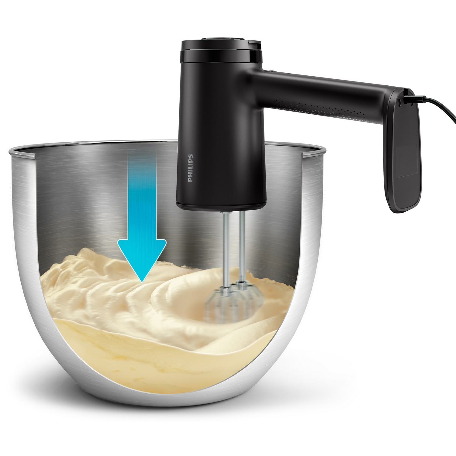 Zwarte handmixer die room mengt in een zilveren kom, blauwe pijl geeft de actie aan.