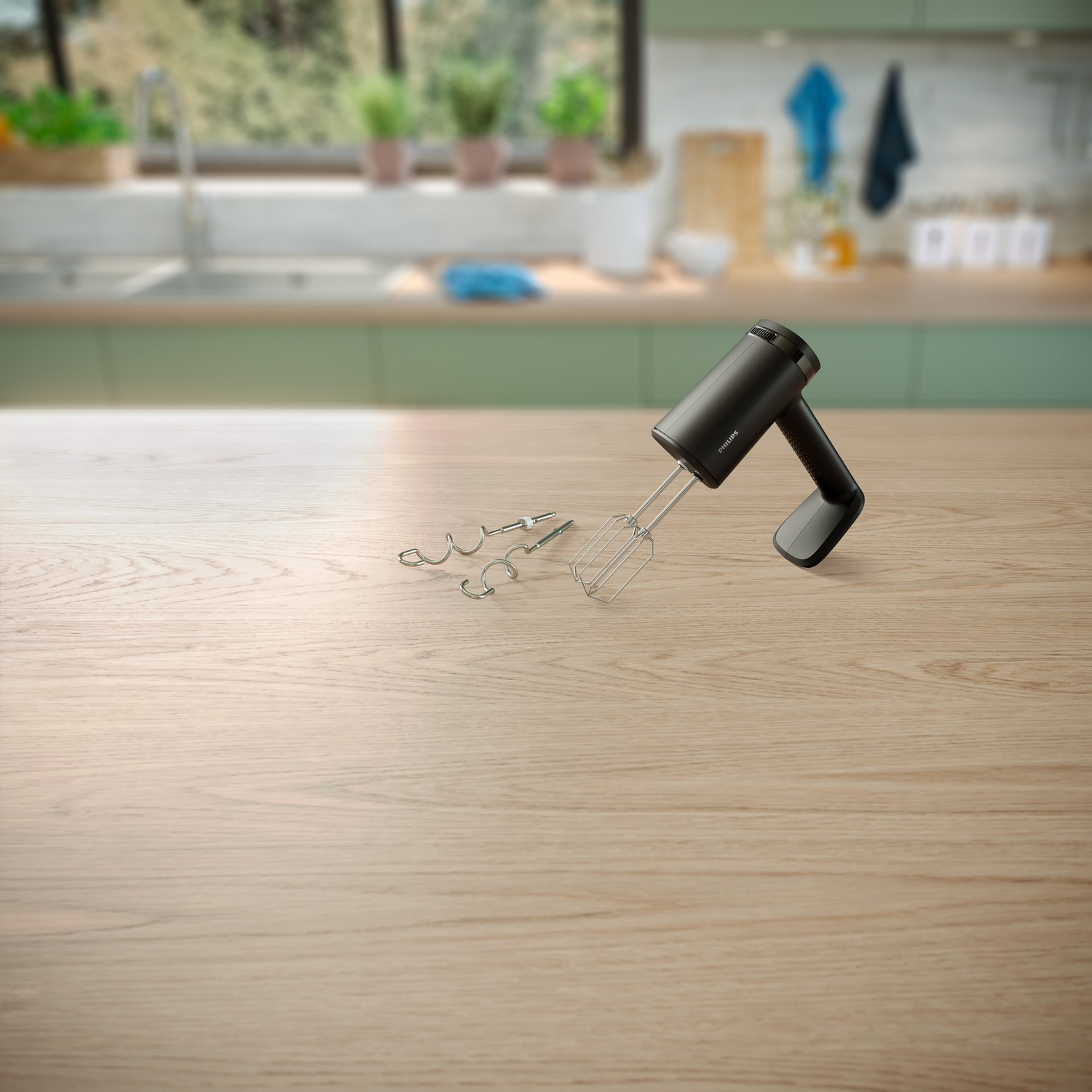 Zwarte handmixer op een houten oppervlak, met gardes en een wazige achtergrond.