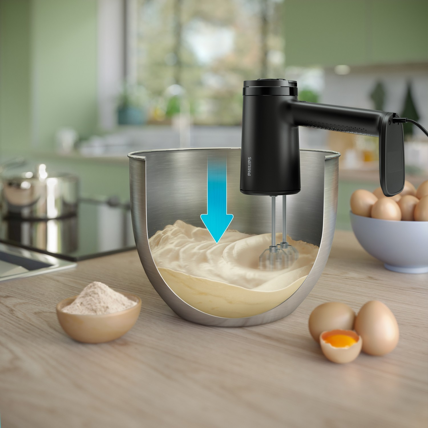 Zwarte handmixer mengt beslag in een kom, eieren en bloem op het aanrecht.