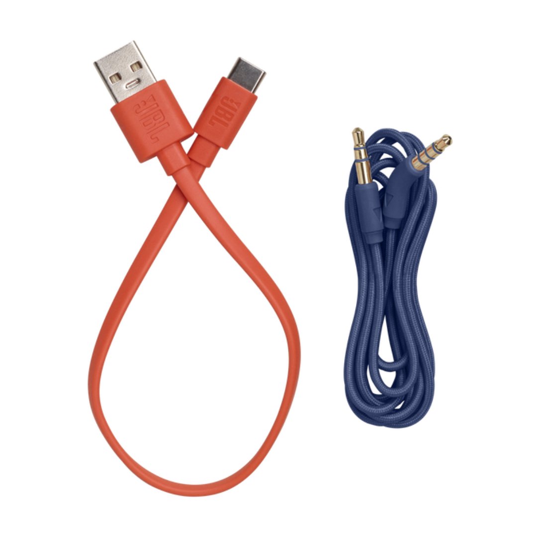 Dos cables USB naranjas y un cable de audio azul, sobre fondo negro.