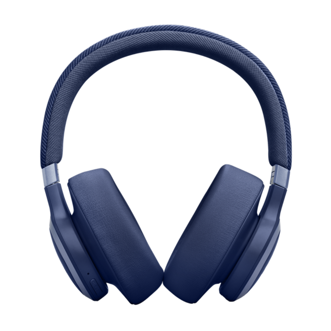 Auriculares azules sobre la oreja con diadema y almohadillas cubiertas de tela, sobre fondo oscuro.