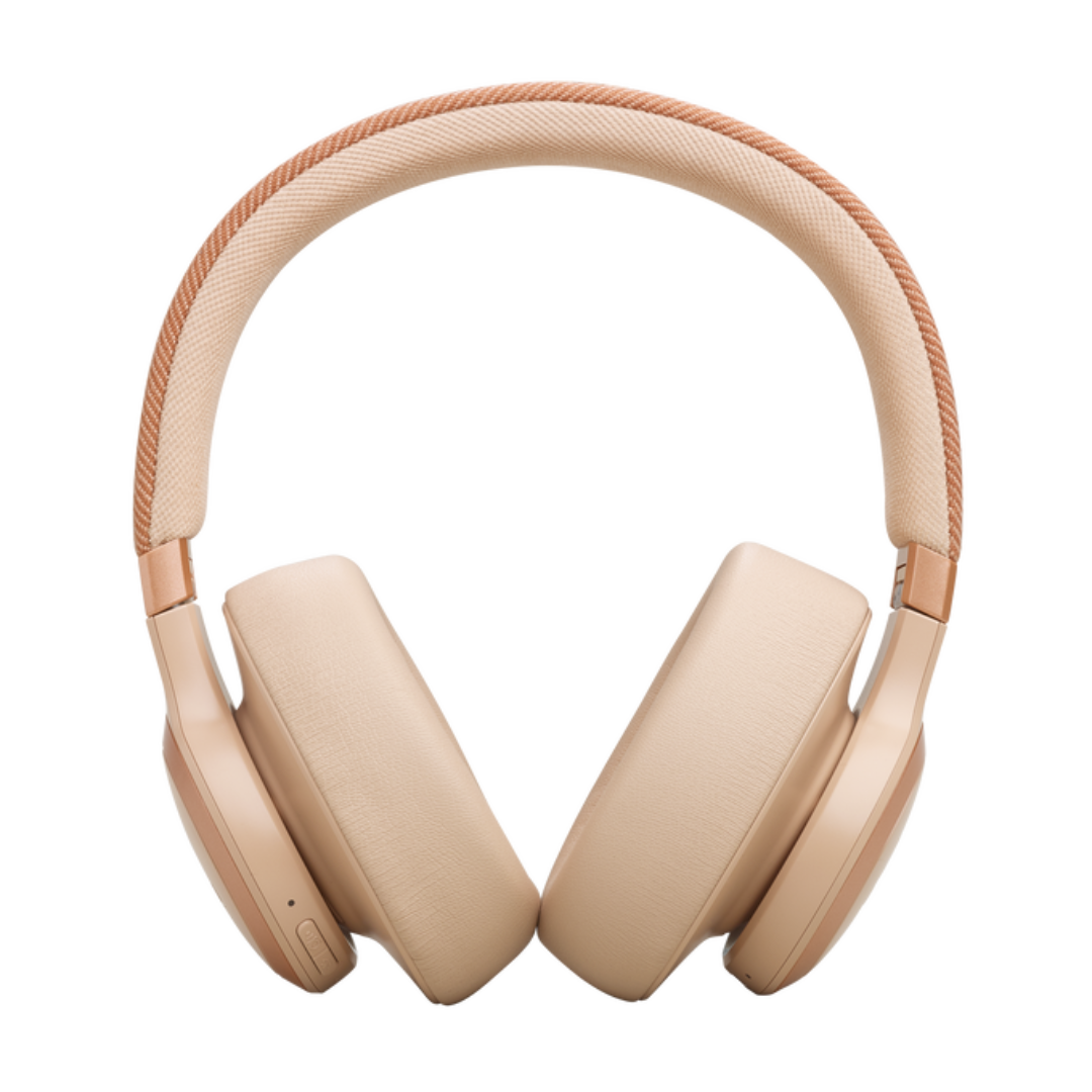 Auriculares beige con diadema y copas de color marrón claro. Están planos.