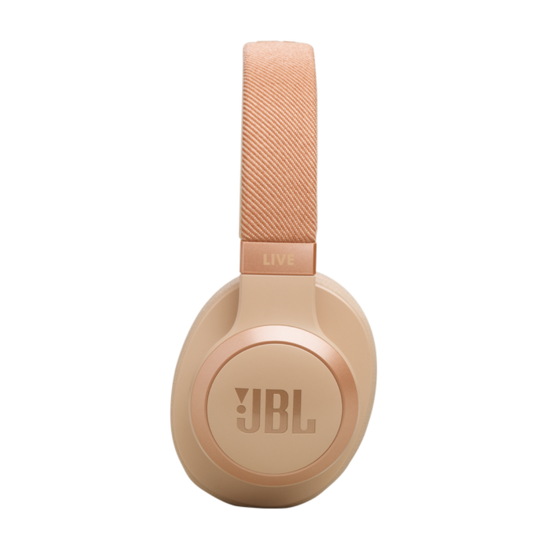 Auriculares JBL rosa rubor. Auriculares beige, diadema rosa y logotipo JBL. Fondo negro.