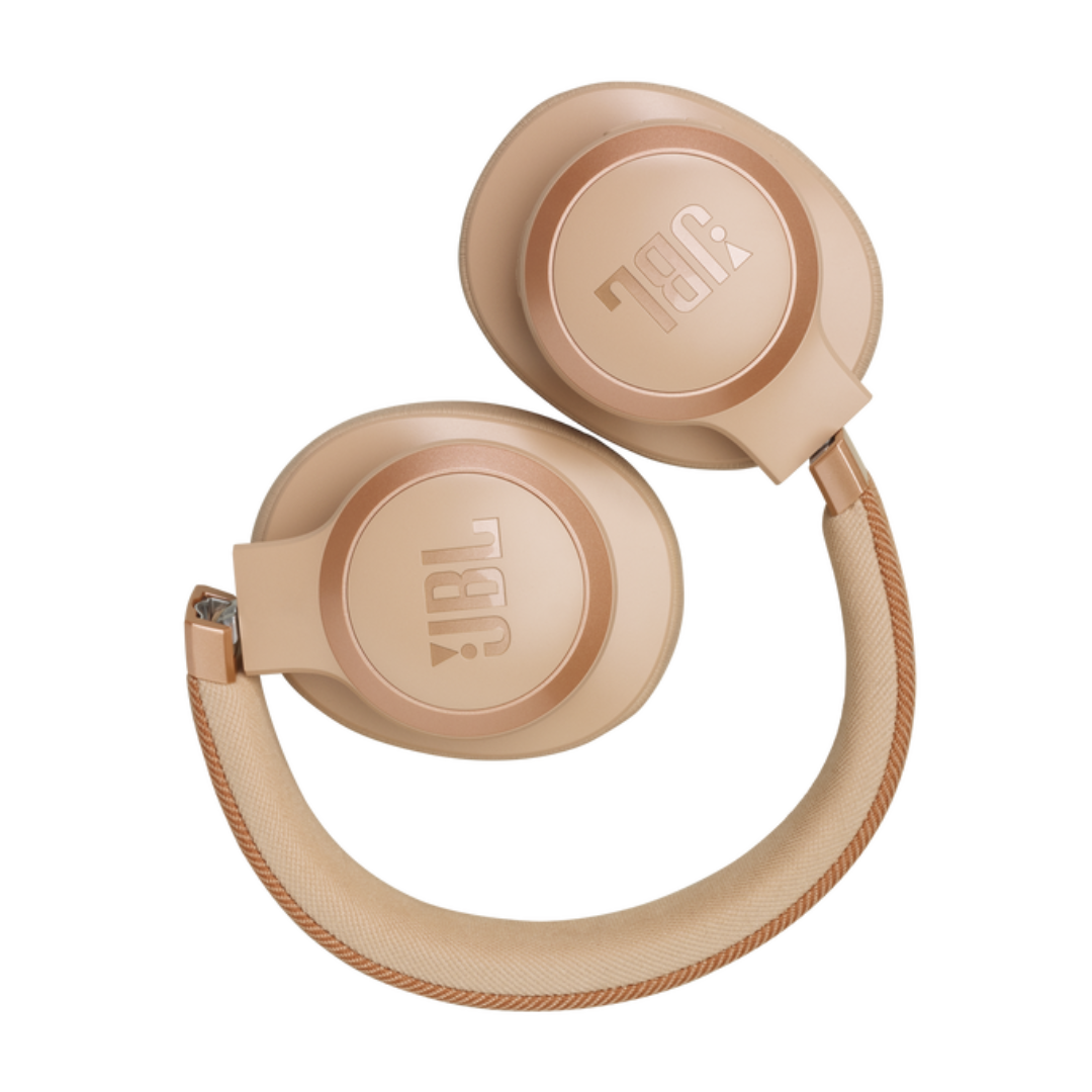 Auriculares JBL beige. Los auriculares están plegados. El logotipo de JBL es visible en las orejeras y la diadema.