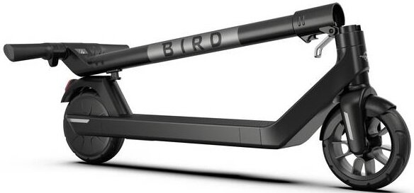 Czarna hulajnoga elektryczna Bird ze złożoną kierownicą na białym tle. Widoczne logo Bird.