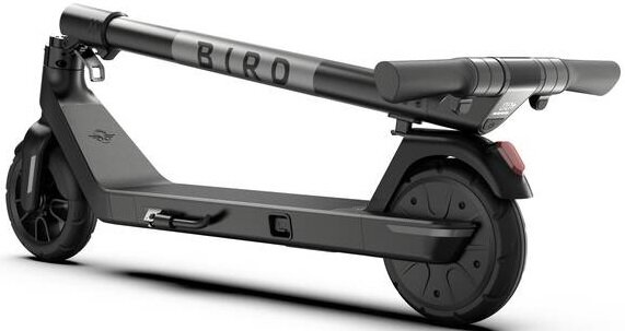 Czarna hulajnoga elektryczna Bird, złożona, z logo Bird na kierownicy.