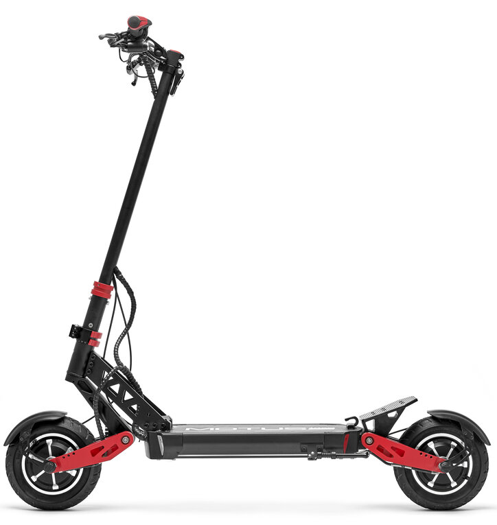 Czarna i czerwona hulajnoga elektryczna, widok z boku, z czarnym korpusem i czerwonymi kołami. Białe tło.