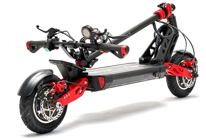 Czarno-czerwona hulajnoga elektryczna. Czarna rama, czerwone akcenty, dwa koła i białe tło.