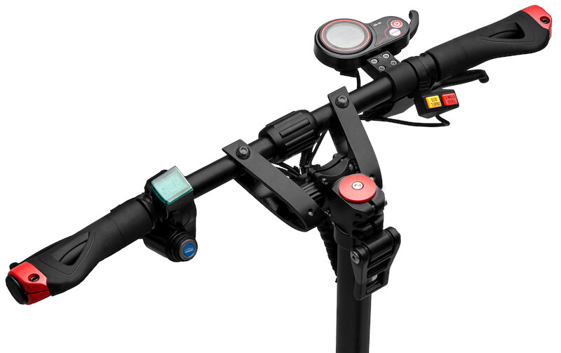 Kierownica skutera z kontrolkami i wyświetlaczem. Czarne i czerwone akcenty.