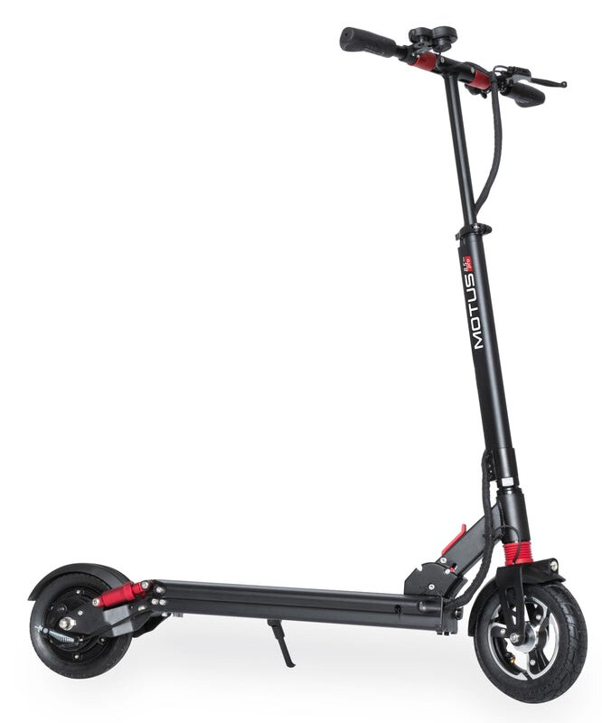 Czarna hulajnoga elektryczna z czerwonymi akcentami, na białym tle.