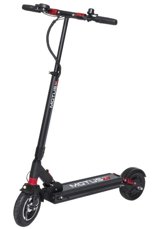 Czarna hulajnoga elektryczna z czerwonymi akcentami stoi pionowo.