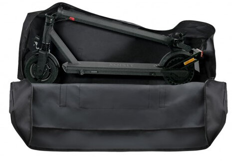 Czarny skuter elektryczny leży w otwartej czarnej torbie transportowej.