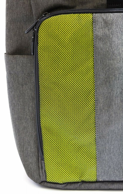 Zbliżenie fragmentu szarego plecaka. Widoczna siatkowa kieszeń z jaskrawożółtym wnętrzem.