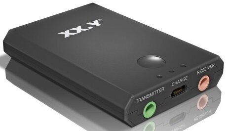Czarny odbiornik Bluetooth XXY z wieloma portami i przyciskami. Czarne tło.