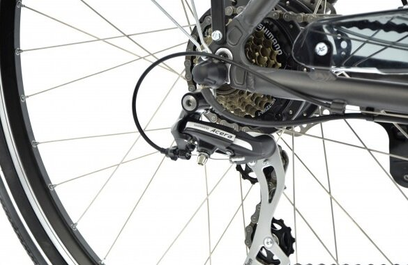 Zbliżenie na system biegów rowerowych, z widoczną etykietą Shimano Acera.