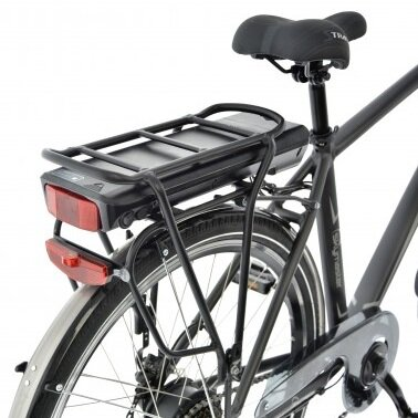 Czarny rower elektryczny z baterią na bagażniku, czerwonymi światłami i czarnym siodełkiem.