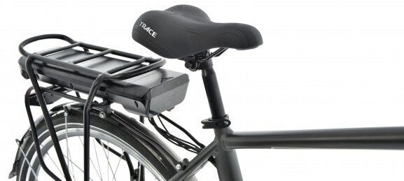 Czarny rower elektryczny z akumulatorem na tylnym bagażniku i czarnym siodełkiem.