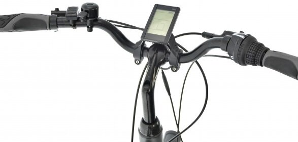 Kierownica roweru, z ekranem i elementami sterującymi. Kierownica jest czarna.