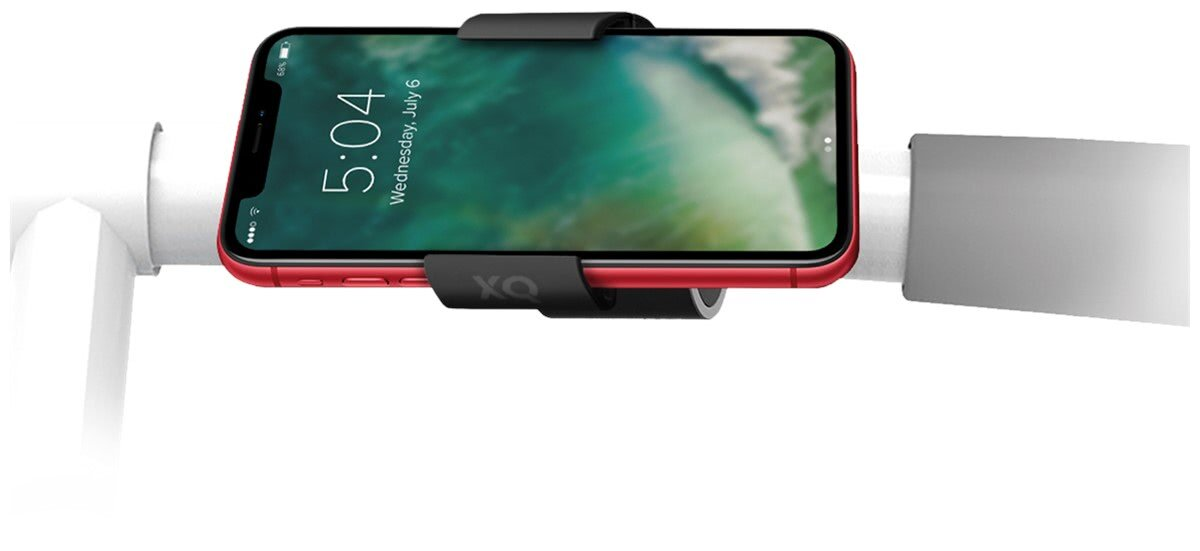 Czerwony smartfon w czarnym uchwycie przymocowany do białego stojaka.