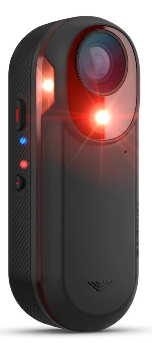 Kamera sportowa Garmin. Czarna i czerwona, z wyraźnym obiektywem, na białym tle.