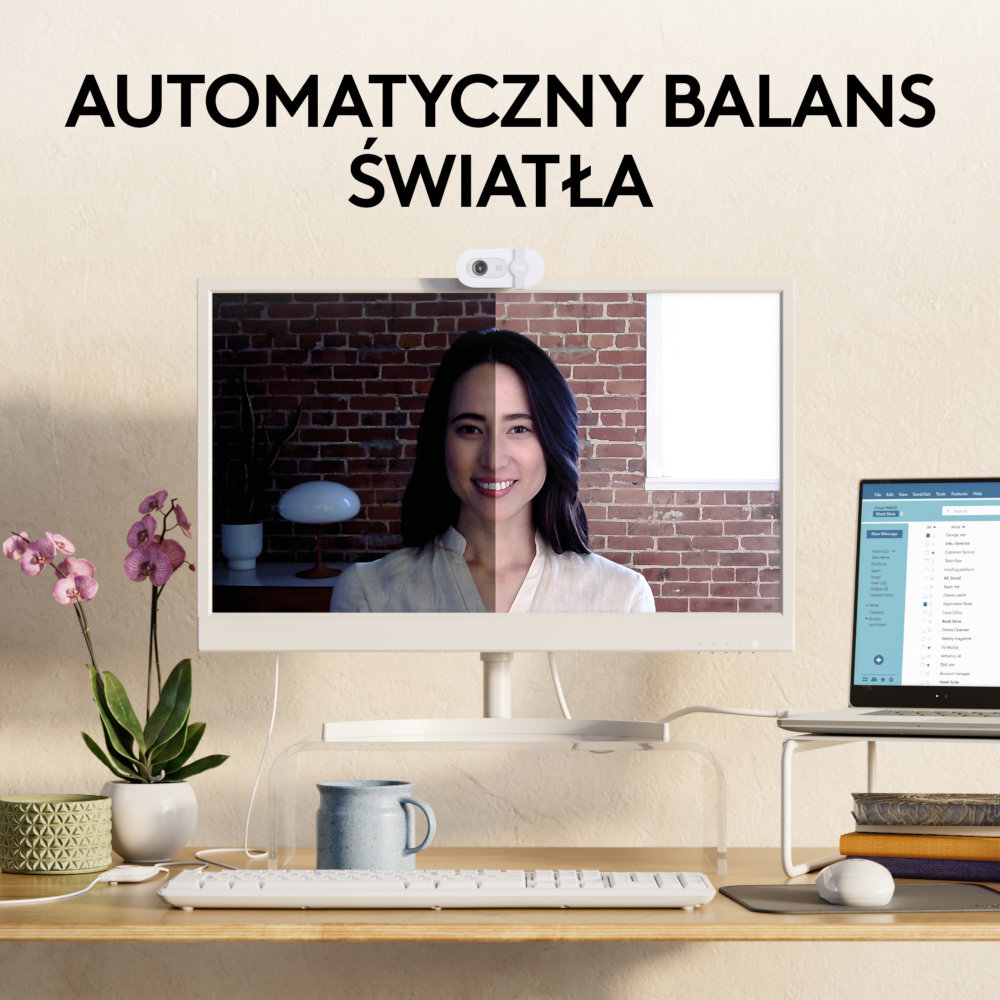 Kobieta na monitorze z automatycznym balansem światła. Biurko z klawiaturą, myszą i kwiatami z przodu.