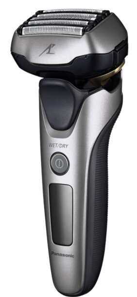 Srebrno-czarna golarka elektryczna. Posiada przycisk zasilania i etykietę Wet/Dry.