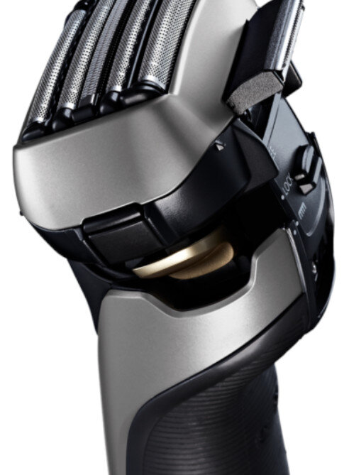 Zbliżenie srebrnej i czarnej golarki elektrycznej.