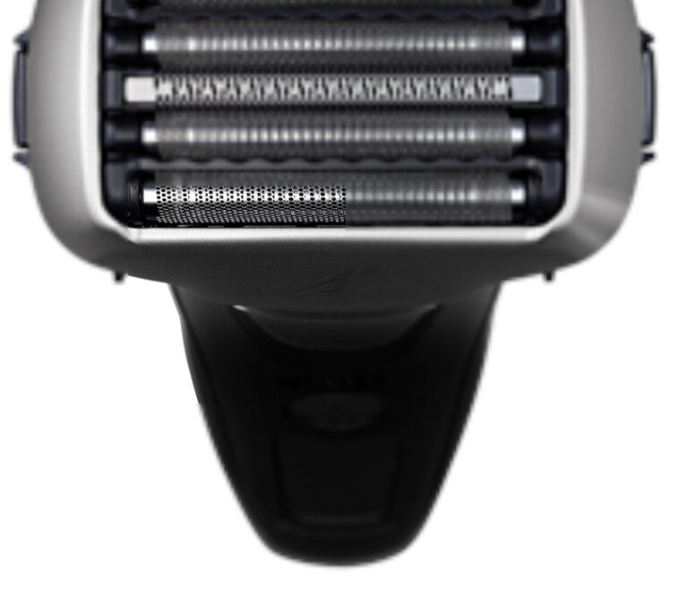 Zbliżenie głowicy srebrnej golarki elektrycznej. Widoczne są ostrza.