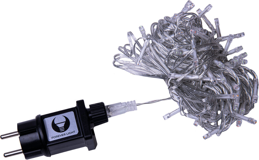 Plątanina lampek choinkowych podłączonych do wtyczki na białym tle.