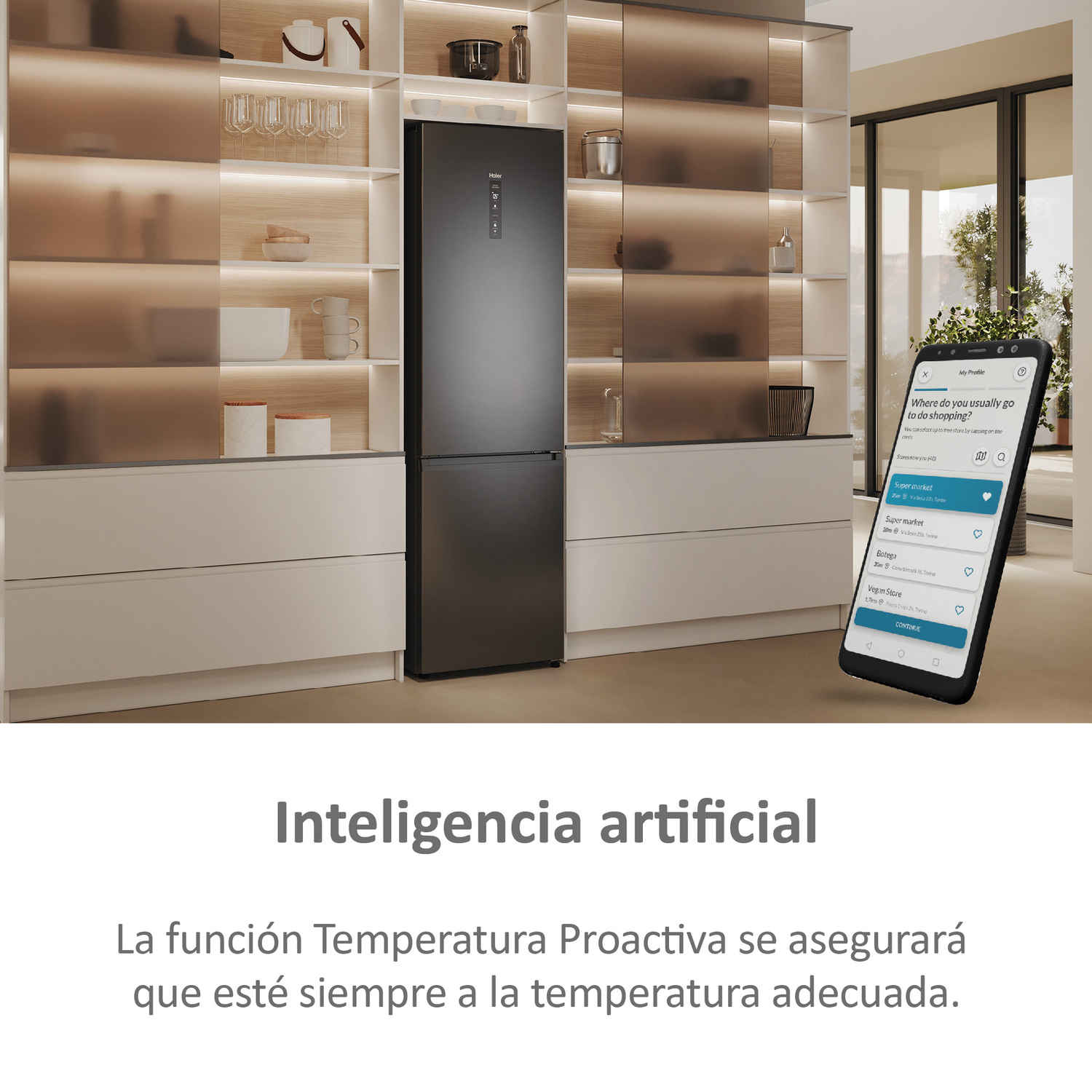 Refrigerador negro en una cocina moderna, con un teléfono mostrando una app de compras.