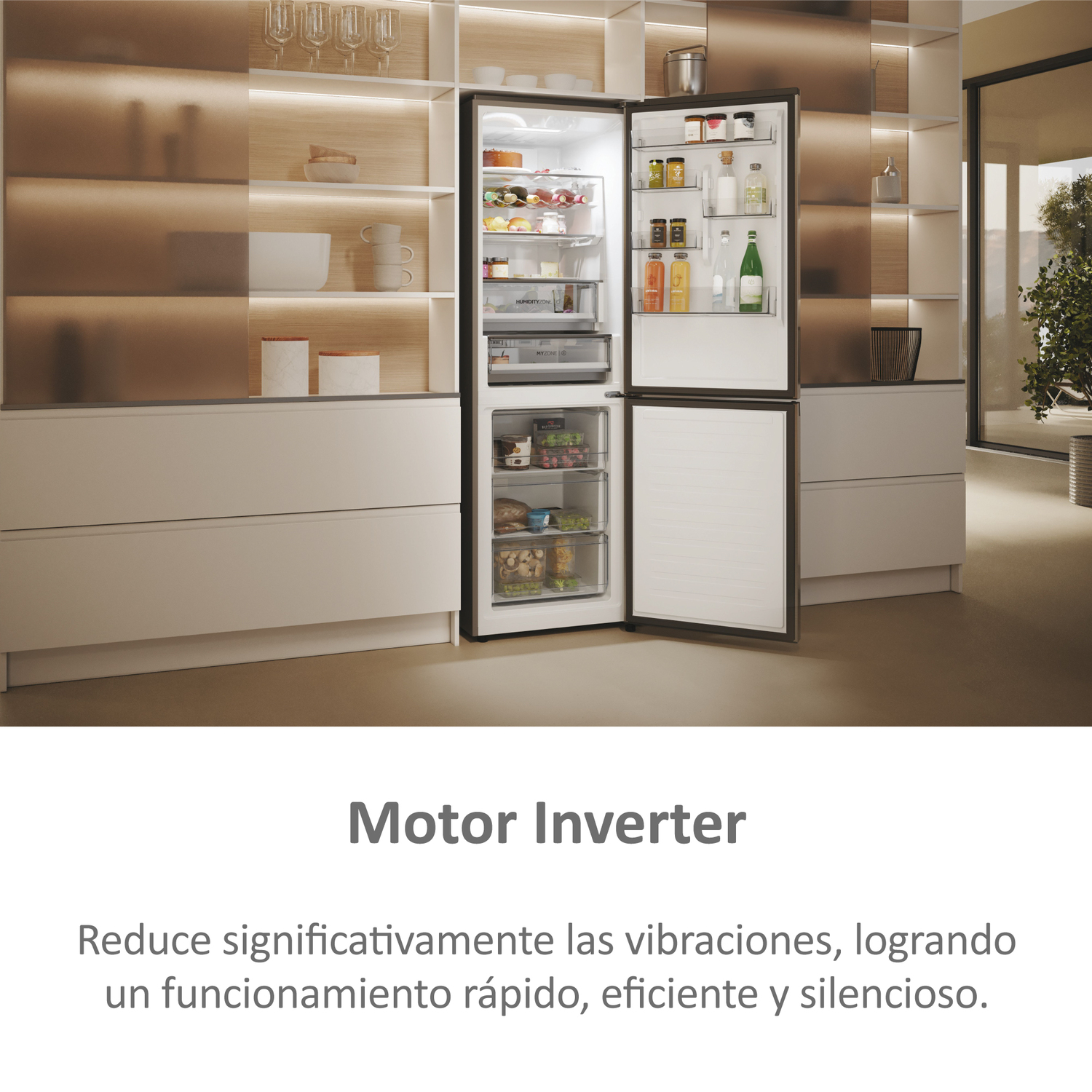 Interior de refrigerador abierto, mostrando estantes con alimentos y una sección de congelador. Fondo cocina.