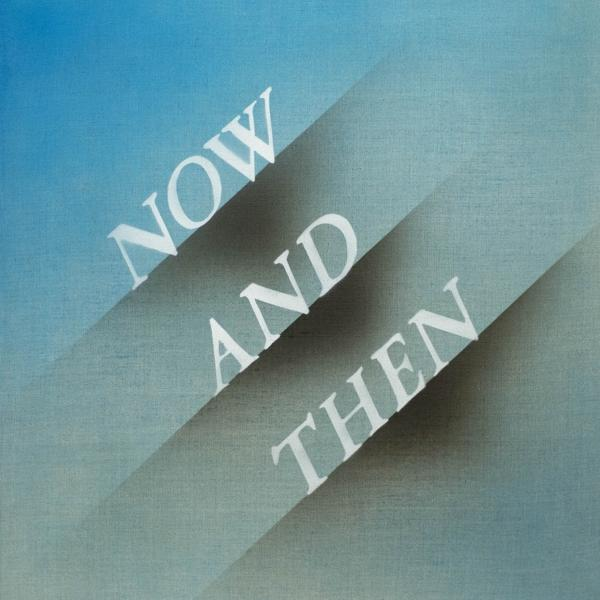 Albumcover: Diagonale blaue und graue Streifen. Titel: Now and Then.