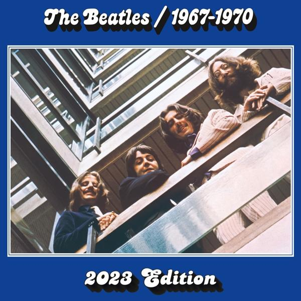 Das Beatles-Albumcover. Vier Bandmitglieder blicken von einem Balkon herunter.