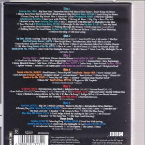 Rückseite einer DVD-Hülle mit Titellisten in mehreren Spalten, mit Text und Logos in verschiedenen Farben.
