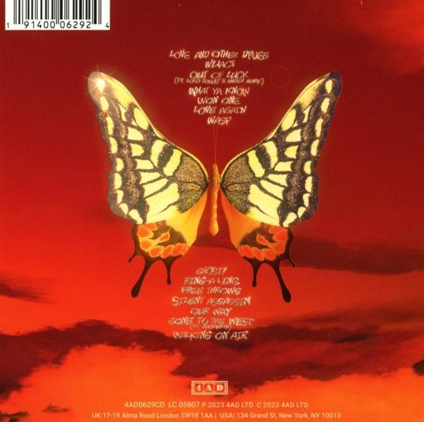 Ein Musikalbum-Cover mit Schmetterlingsdesign und Songtiteln auf rotem Hintergrund.