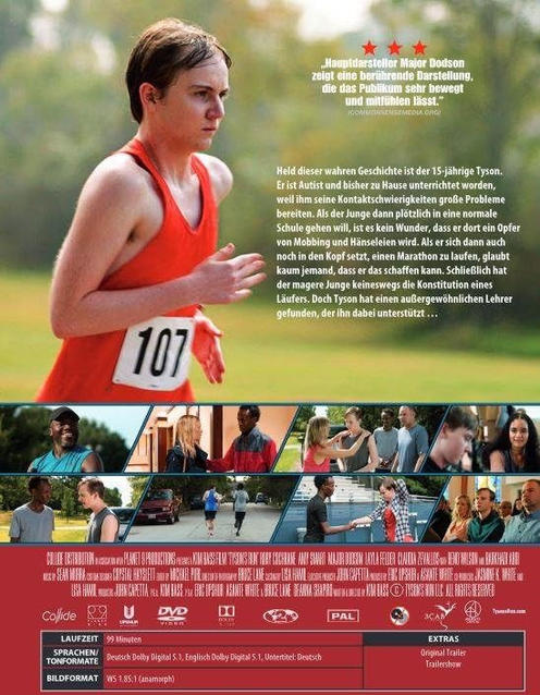 Ein junger Mann in roter Laufkleidung mit der Nummer 107 läuft. Der Hintergrund ist ein Filmplakat.