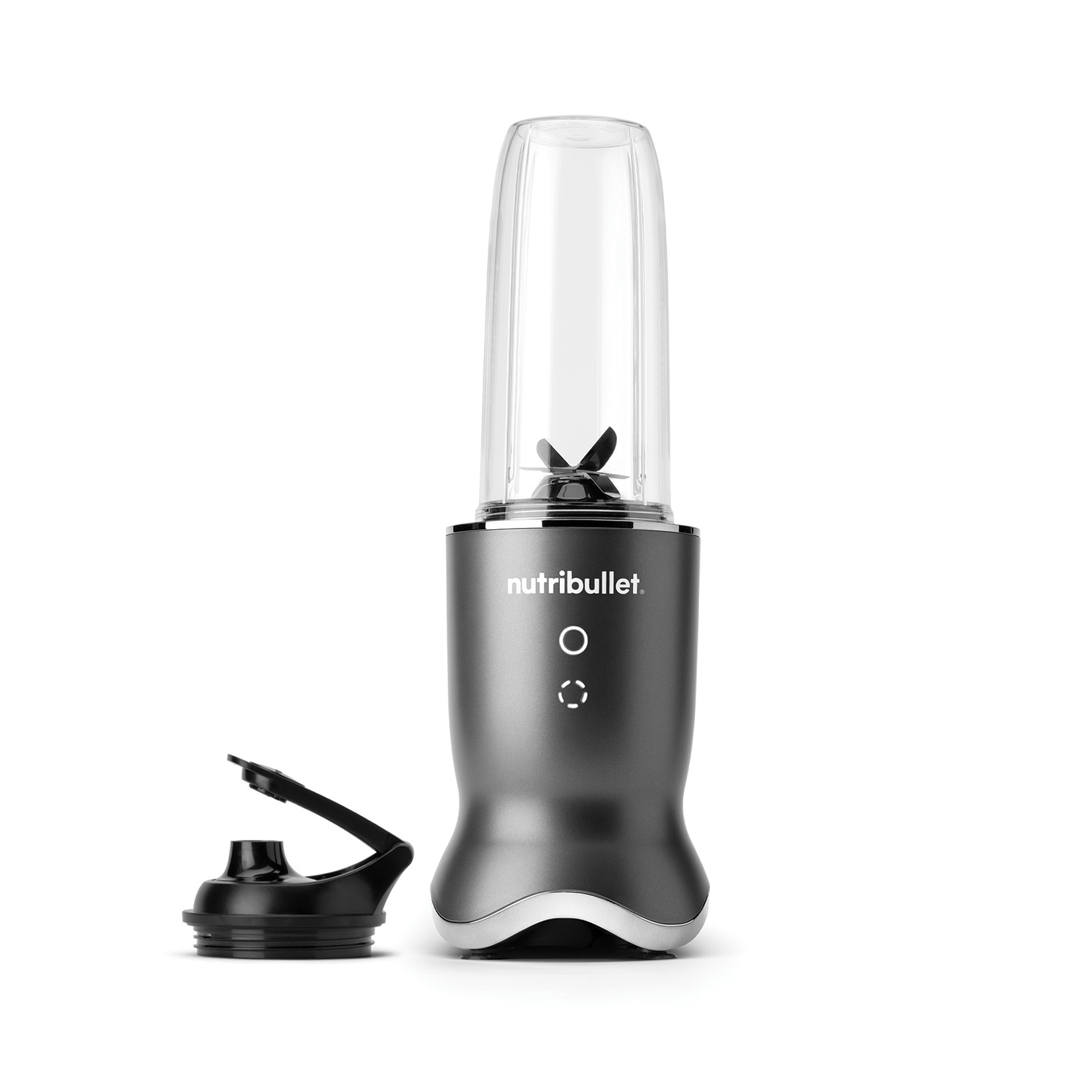 Ezüst és szürke Nutribullet turmixgép átlátszó műanyag tartállyal. A fekete fedél nyitva.