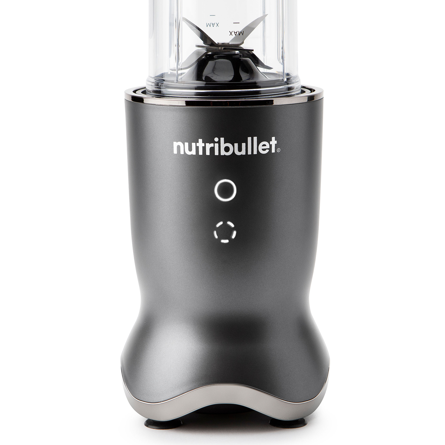 Egy szürke Nutribullet turmixgép fehér háttérrel. Átlátszó tartálya fekete pengékkel rendelkezik.