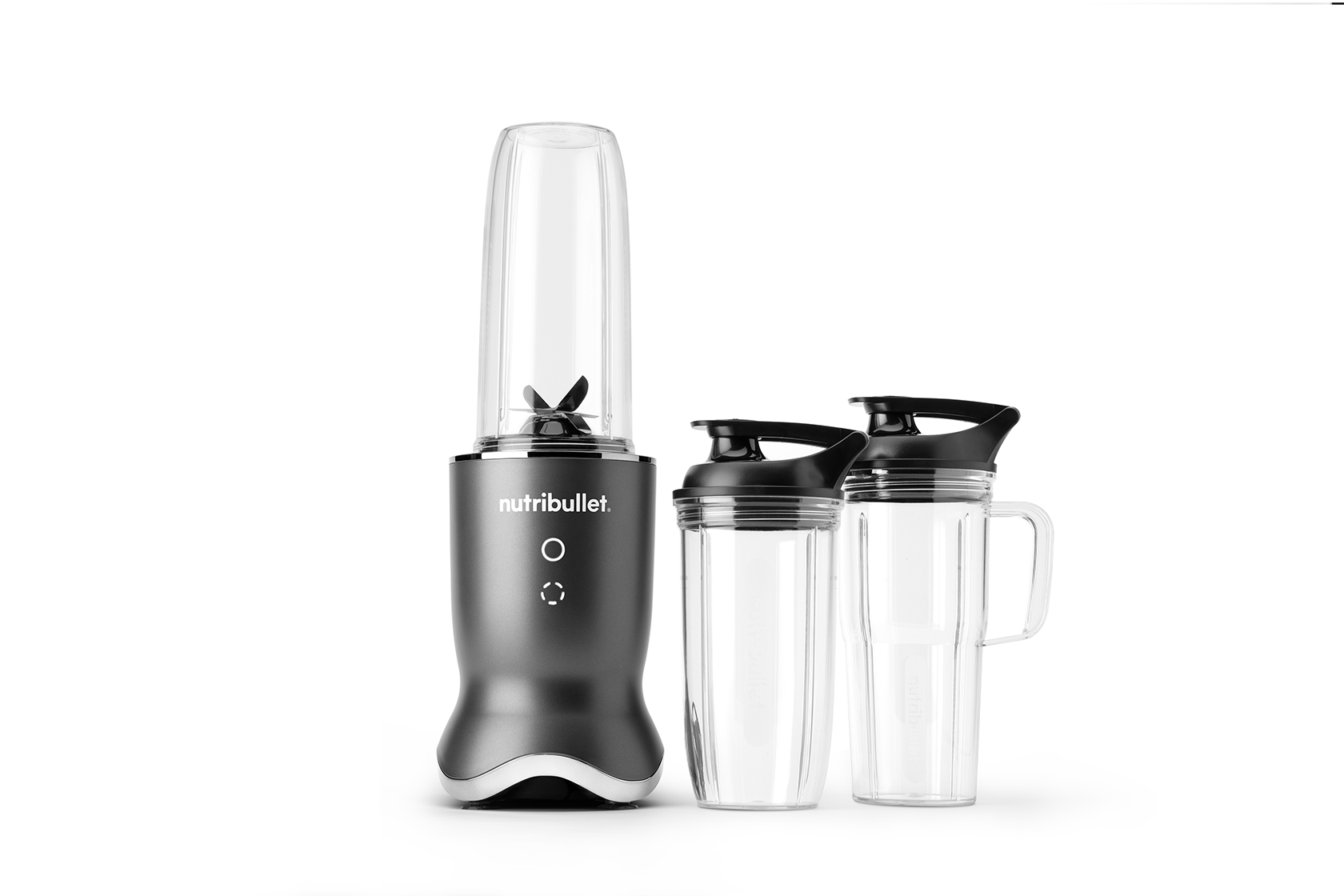 Egy Nutribullet turmixgép két pohárral. A turmixgép sötétszürke, átlátszó műanyag tartályokkal. A háttér fehér.